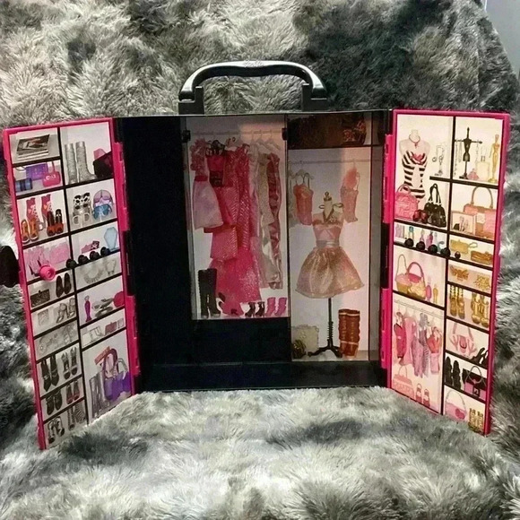 2011 Mattel Barbie Fashionista Wardrobe Carrying Case, with 4  Barbies - Picture 6 of 16
